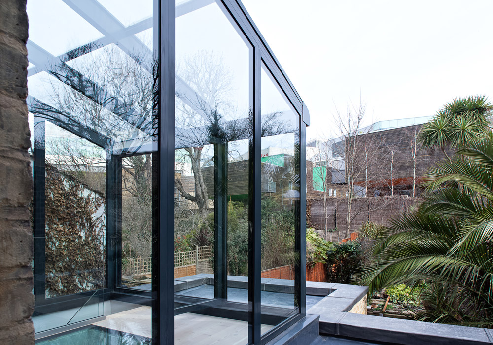 Lean-to glass roof above fixed frame glazing